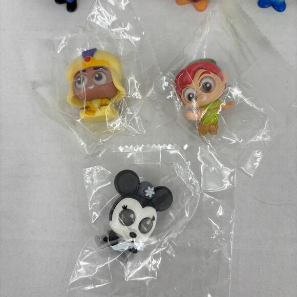 Disney Doorables Lot of 26 Mixed Mini Action Figures and Cheshire Cat Vehicle - Picture 4 of 5